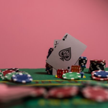 21点 vs. 扑克：哪种的赔率更具优势？