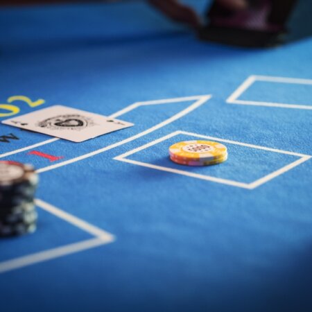 百家乐中使用多少副牌？