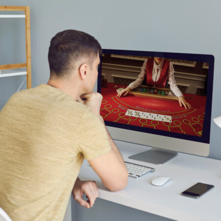 如何玩真人荷官21点：在线博彩制胜技能